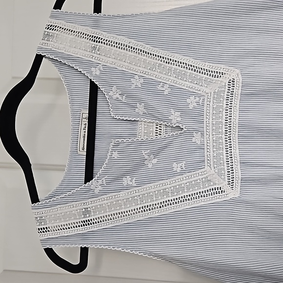 Sleeveless blouse - Picture 2 of 6